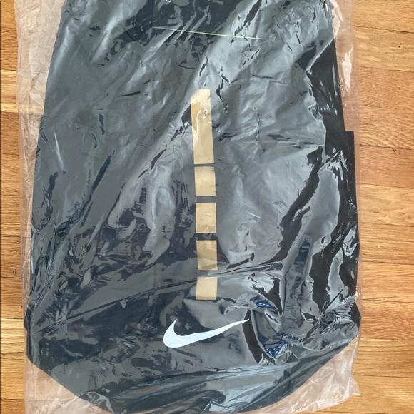 NWT NIKE ELITE PRO BACKPACK. BLACK/GOLD. NO OFFERS - Picture 2 of 4